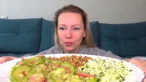 Мукбанг от Яны гречка по купечески, кабачки с сосиской, салат капустный. Еда вкуснота.