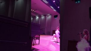 из-за кулис