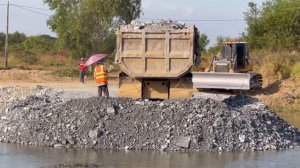 Project Filling Stone Connect By Team Work Bulldozer SHANTUI C3 Push Stone And DumpTruck 25 Ton