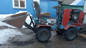 Уборка снега во дворе самодельным ковшом.