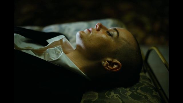 Героиню Эммы Стоун стригут налысо (Отрывок из фильма «Бугония»)