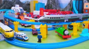 Поезда! Детская огромная железная дорога! Давай играть вместе!