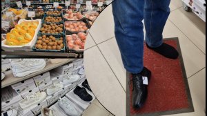 Отправились за продуктами. Попали на большие скидки. Обули Дениса.