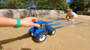 Самосвал, Синий Трактор и Грузовичок играют в песке и воде. Манкиту Игрушки
