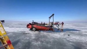 В США со дна замёрзшего озера подняли Ford Galaxie, пролежавший там 45 ЛЕТ.