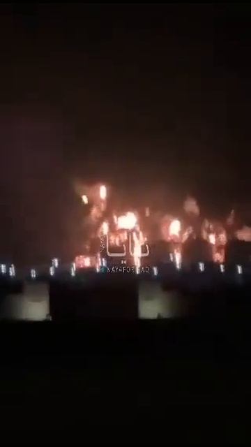 Пожар в оманском порту Салала распространился на другие нефтяные резервуары.