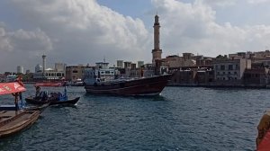 Старый корабль и лодки на канале!