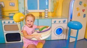 Влог: Настя в парке аттракционов в Италии в домике Пеппы!...