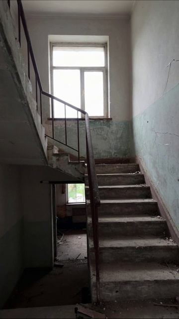 Заброшенные лестницы: путь в никуда #пустота #разрушение #безысходность