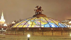 Часы мира на Манежной площади в Москве