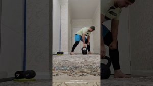 Подъём гири 32 кг. одной рукой с упором на ногу.