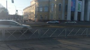 Прогулка вдоль галереи с колоннами возле фонтана и театра.