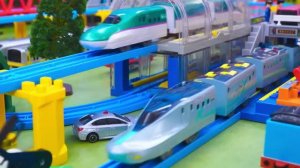 Поезда! Детская огромная железная дорога! Давай играть вместе!