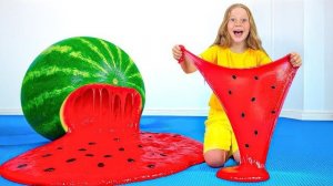 Настя и ее друзья делают дома гигантский слайм