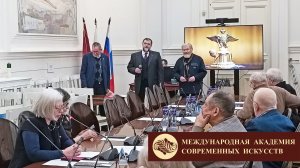 Николай Седнин вручает награды академикам РАХ