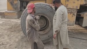 Лопнуло колесо большого погрузчика. Пакистанский шиномонтаж