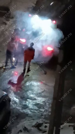 В Саратове возле десятиэтажки асфальт уложили прямо в лужу