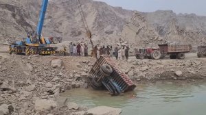 Спасение трактора, упал в лужу. Пакистан