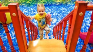 День Рождения Настиной куклы. Отмечаем на детской площадке