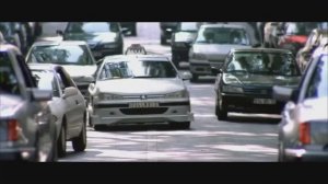 Такси 1 Гонка с Мерседесами такси выигрывает гонку. Большой заяц оказался недоволен.