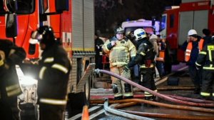 Пожар в гостинице на северо-востоке Москвы, несколько человек заблокированы огнëм и просят о помощи.