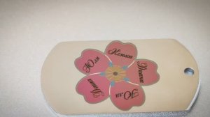 Цветная лазерная гравировка на жетоне из нержавеющей стали.