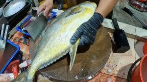 Профессиональная разделка морской рыбы на азиатском рынке.