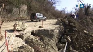 Последствия обвала грунта на обочине дороги ликвидируют в Туапсинском округе