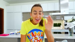 Мама помогает Владу и Никите строить детские игровые домики