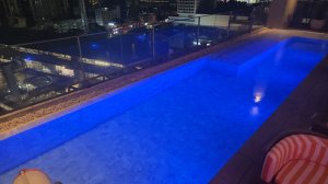 Вид на вечерний Бангкок из бассейна отеля Akara🌙 🌃 🏊♂️ 🏨