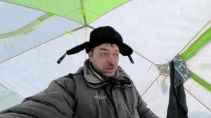 Выезд на рыбалку половить сорогу на озере удочкой.