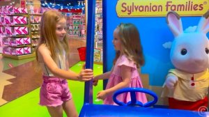 Настя встречает малышку в парке развлечений