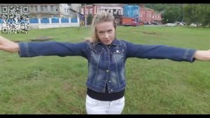 Девушка на траве.