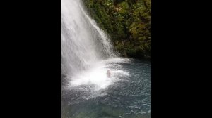 Купание в Аацынском водопаде на реке Аапста. Абхазия, Гудаутский район. 02.08.2025.