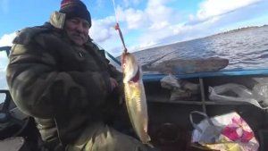 ЗАМЕРЗАЕМ!ВЫПАЛ СНЕГ!ВЫЖИВАЕМ В ШТОРМ С ДЯДЕЙ ВИТЕЙ НА ОСТРОВКЕ!ЛОВИМ КОРЮШКУ!