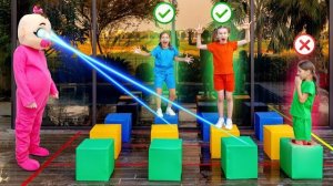 Красный свет зеленый свет с гигантской куклой