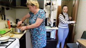 Пришли дети,с Леной чуть до ругани не дошло...Готовлю морковку по корейски ✅