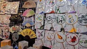 Ночной рынок в Гонконге. Боюсь пробовать устрицы. Муж купил мне сумочку.