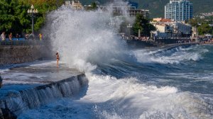 Ялта - Люди купаются, Набережная битком! Курортный сезон в Крыму