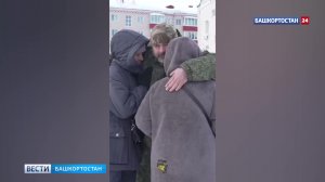 На площади «Уфа-Арена» бойцов торжественно проводили в зону СВО после краткосрочного отпуска