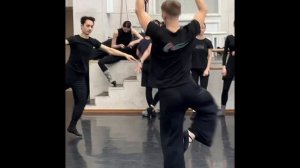 Упражнения на середине зала