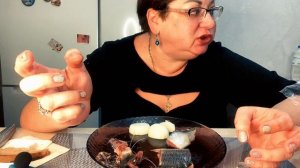 Повторяй за Натахой: мукбанг по‑селёдочному! Жру селедку — присоединяйтесь! Мням -вкусно!( архив)