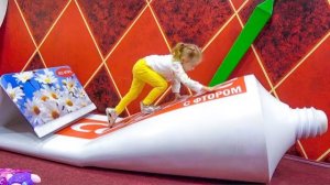 Настя играет на необычной площадке для детей