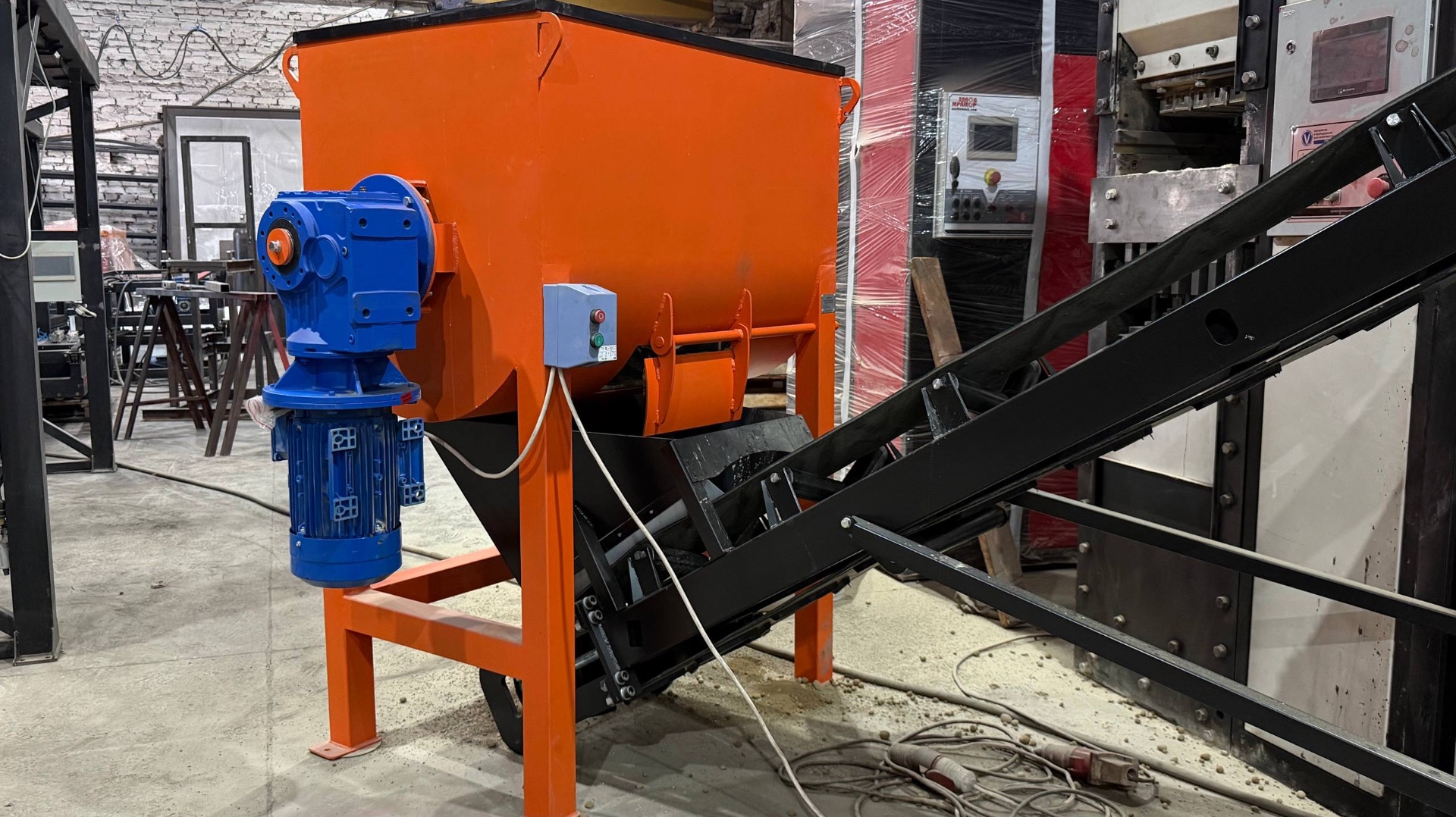 Бетоносмеситель принудительнй для производства гиперпрессованного кирпича лего