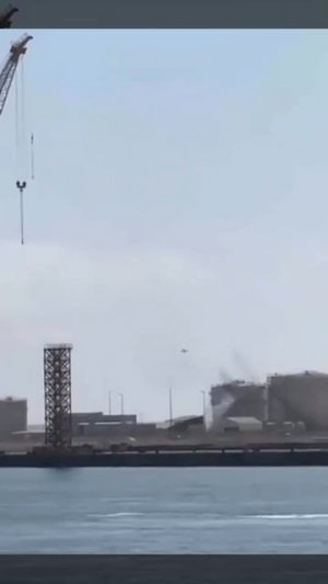 Кадры попадания беспилотника по нефтяному хранилищу в Омане. Горит до сих пор !!!