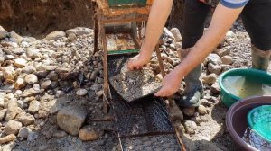 Поиск золота на горной реке в Абхазии