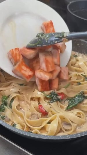 🍝 Паста со шпинатом, шампиньонами и лососем  #обеды #ужины #горячее