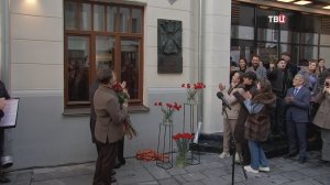 На фасаде "Табакерки" появилась памятная доска в честь Олега Табакова