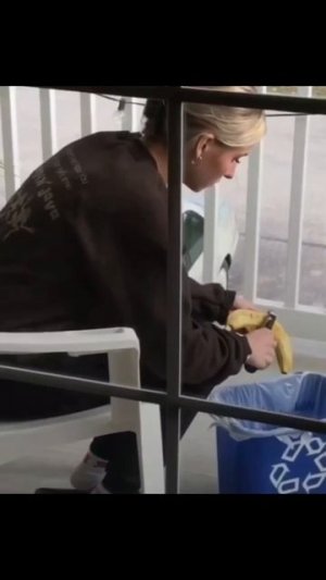 Картошку чистит