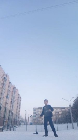 Саша бьёт меня по воротом.